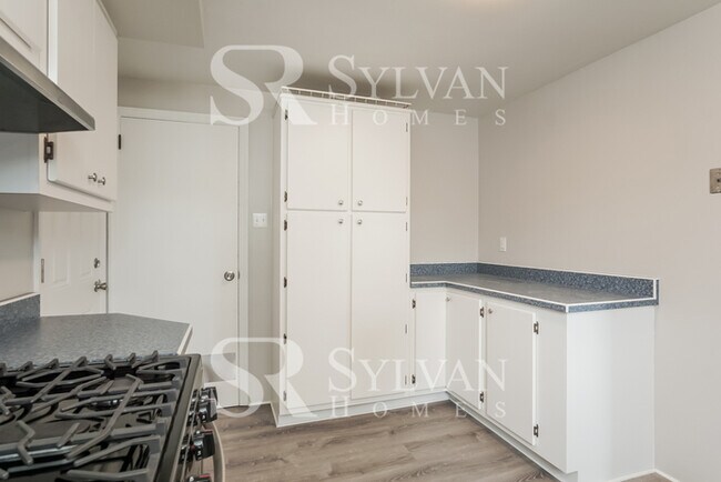 Building Photo - Cheerful and Welcoming Home for You!