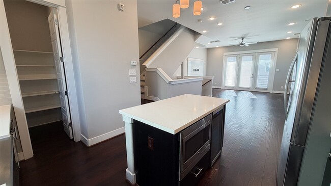 Building Photo - 605 Bayou St