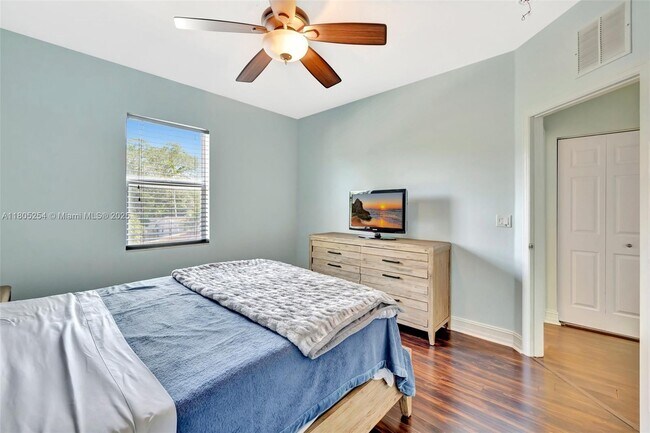 Building Photo - 853 SW 11th Ct