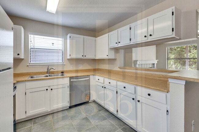 Building Photo - 2905 W Slaughter Ln