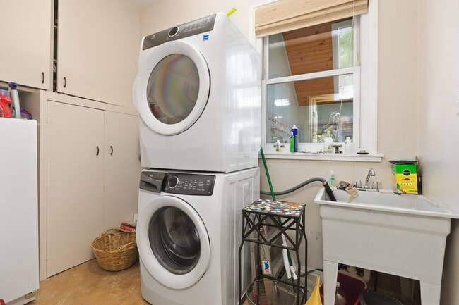 Building Photo - Stunning 5 Bedroom 2.5 Bathroom Home in Squirrel Hill