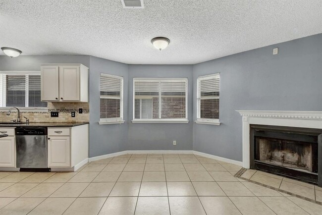 Building Photo - 16908 Ardisia Dr