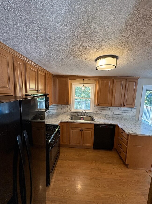 Building Photo - 15 Kingston Dr