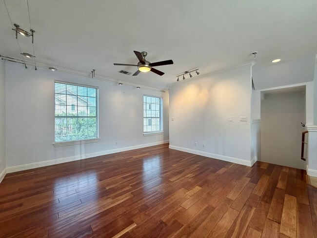 Building Photo - 1402 Parker Ln