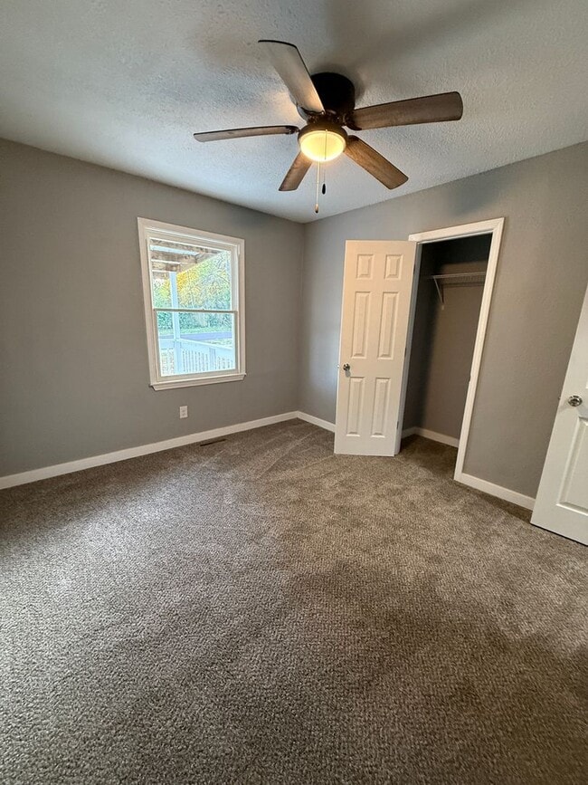 Building Photo - 3+ bedroom/2 bath house