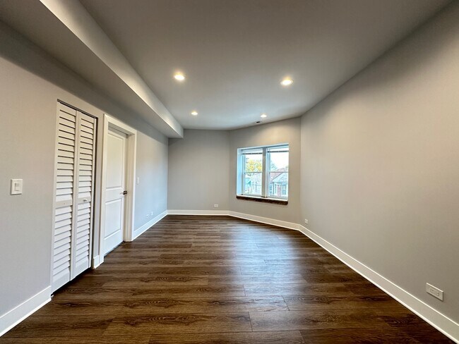 Building Photo - 4411 N Kimball Ave