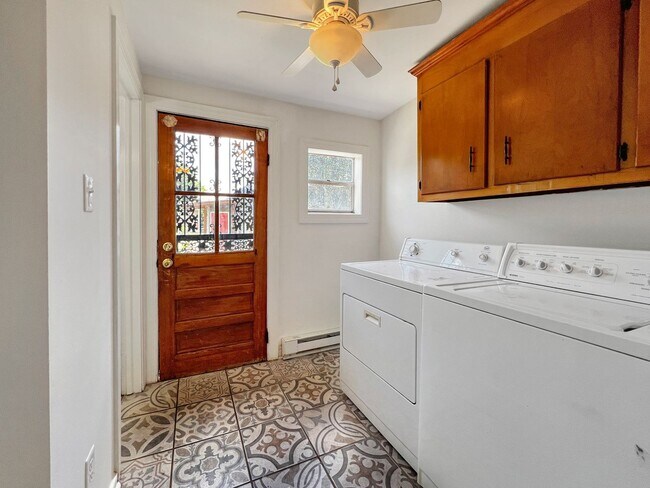 Building Photo - Classic Richmond Row House Steps from Byrd...