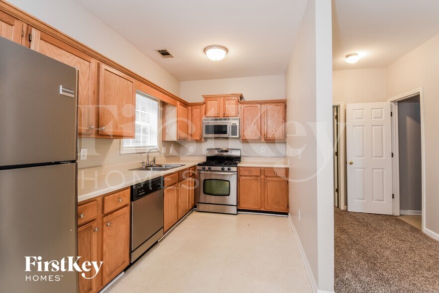 Building Photo - 135 Lexington Ct