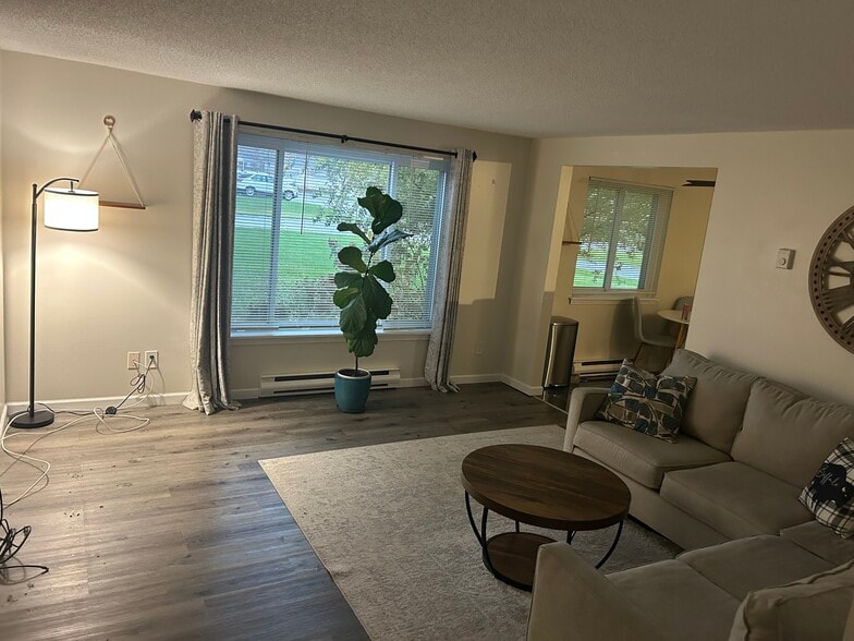 Building Photo - 2708 Alder Creek Dr S