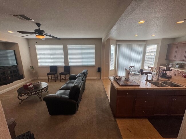 Building Photo - 5 Bed / 3.5 Bath | Elk Grove Single Family...