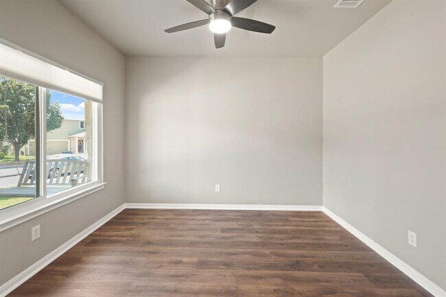 Building Photo - 1121 Boxwood Loop