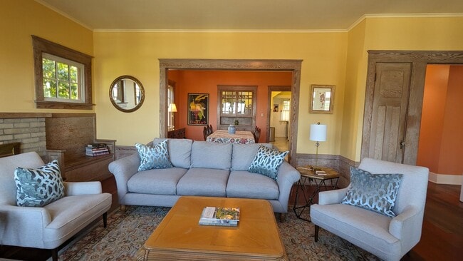 Building Photo - Furnished spacious 2/1 historic home in do...