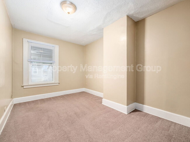 Building Photo - 730 Siebert St