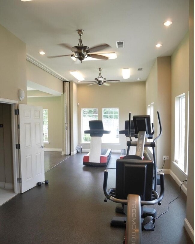 Building Photo - Bright Two Bedroom Condo