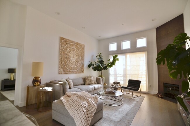 Building Photo - 5703 Laurel Canyon Blvd
