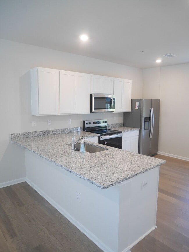 Building Photo - Modern End-Unit Townhouse in Sassafras Mea...