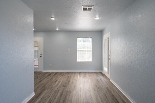Building Photo - 2401 Haven Dr