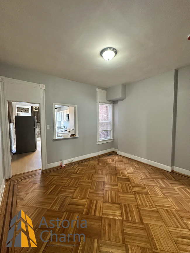 Building Photo - Comfortable Spacious 2 Bedroom + Den 1 Bat...