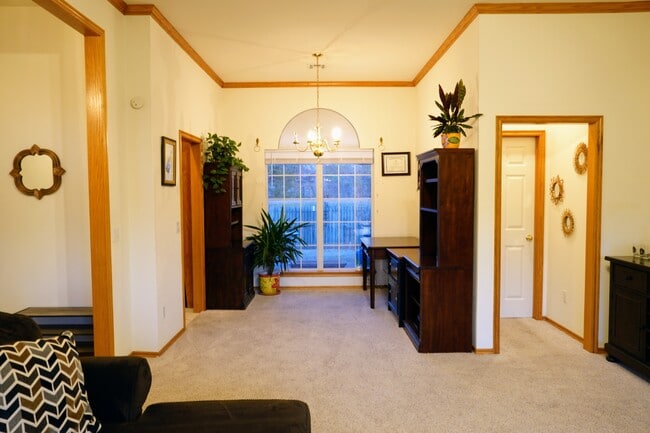 Building Photo - 417 Oakdale Dr