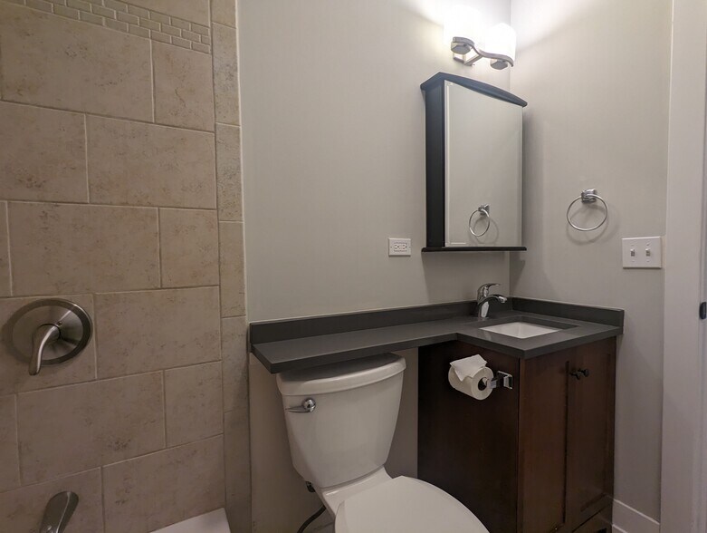 Building Photo - 510 W Briar Pl