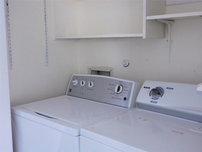 Building Photo - 414 1st St