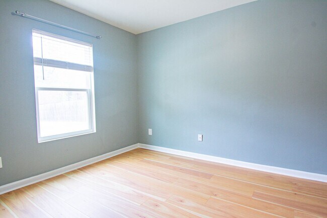 Building Photo - 4 Bedroom 3 Bathroom Home- Pets Okay!