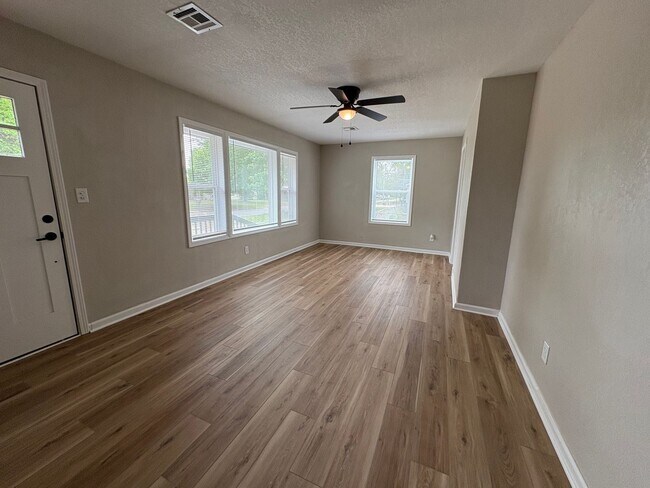 Building Photo - Don’t miss this opportunity! A Stylish Updated 4 Bedroom Home That’s Ready for You to Move Right In!