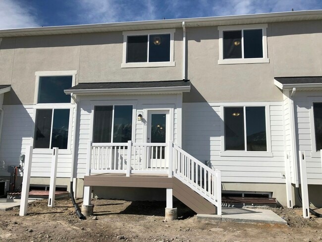 Primary Photo - 192 W Silver Springs Dr