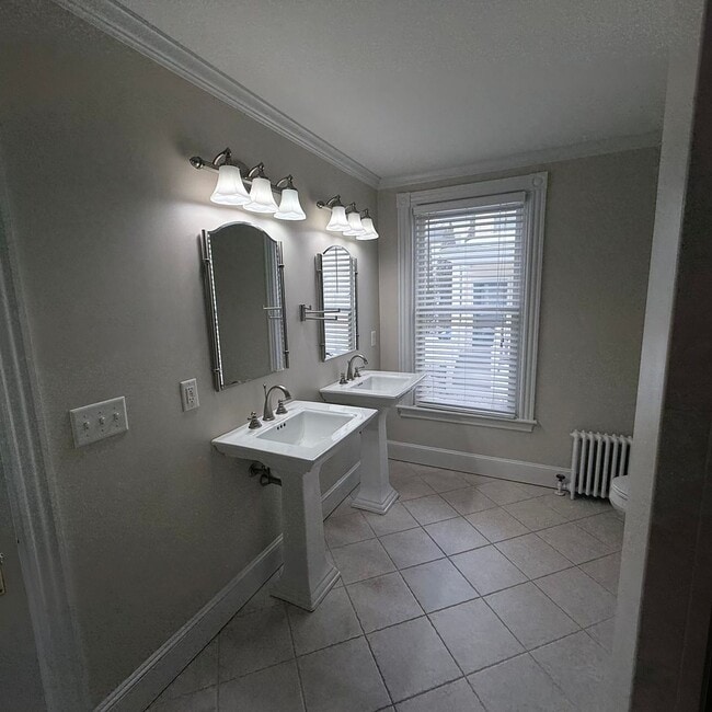 Building Photo - Luxury 2BR/2BA on Eastern Prom – Walk to Waterfront