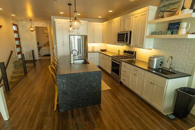 Building Photo - Jones - Fully Furnished Condo on the River Available Mid Sept - Mid May Only