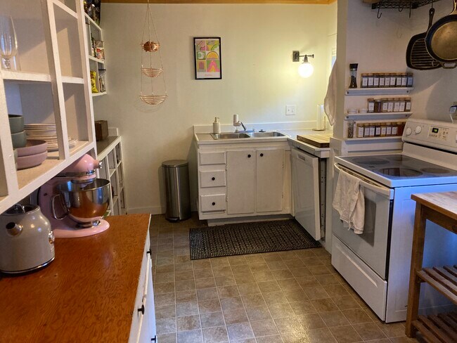 kitchen - 908 S Jefferson St