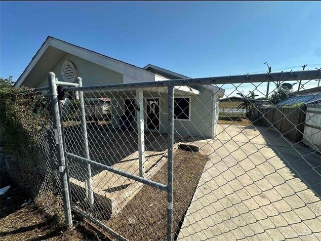 Building Photo - 10 Apache Dr