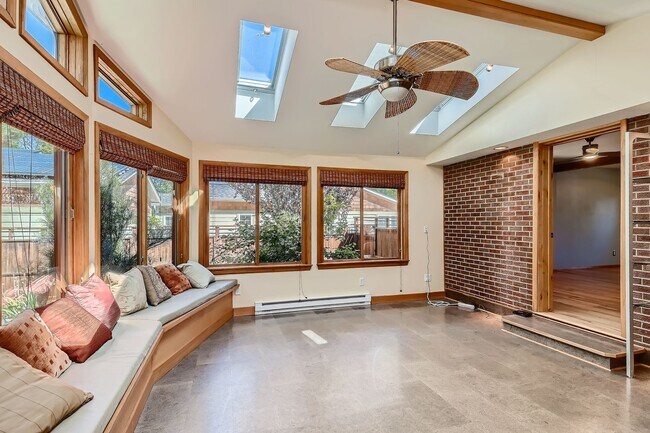 Building Photo - Sun Filled 4B/2.5B in Table Mesa - Availab...
