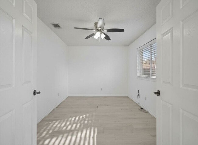 Building Photo - 4522 Alamo Ave