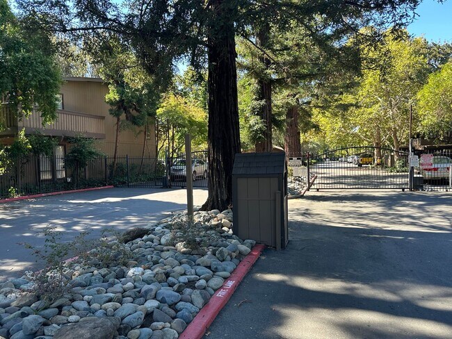 Building Photo - Cute and Cozy 1 Bedroom Condo in Gated Tim...
