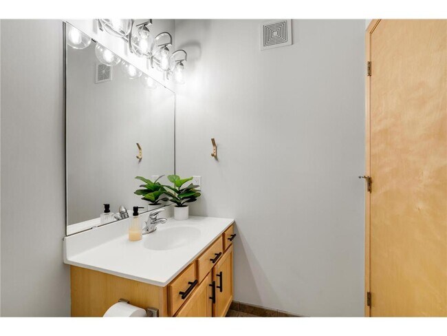 Building Photo - 2565 Franklin Ave