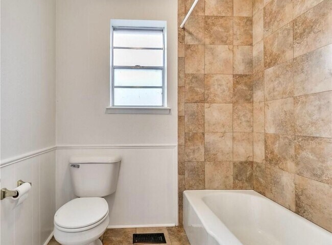 Building Photo - Spacious 4-Bedroom / 3-Bathroom Home in a Prime NW OKC Location!