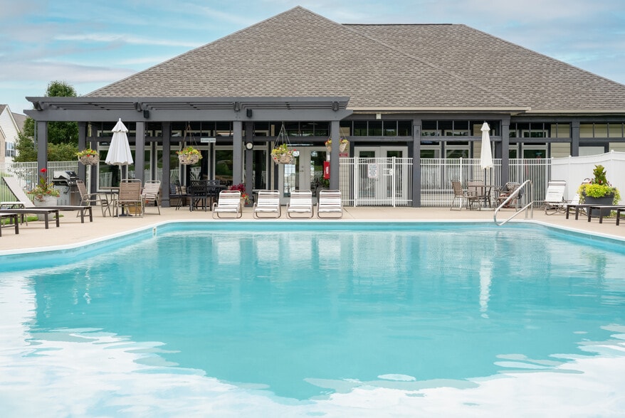 Sparkling Pool with Sundeck - Catalina Club Apartments