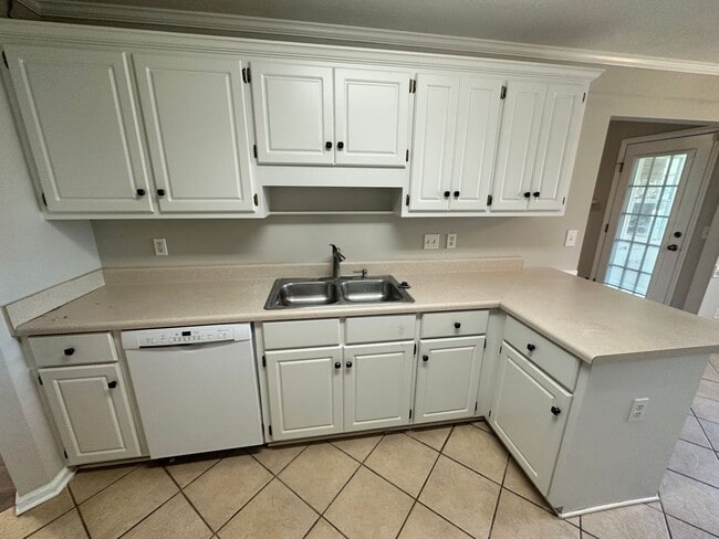 Building Photo - 4 bed 2 bath home with 2 car garage, covered patio, and fenced backyard