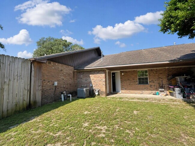 Building Photo - "Charming 2-Bedroom Townhouse with 2 Full Baths on Wellington Road!"