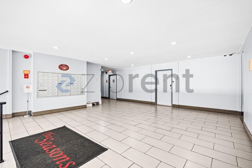 Building Photo - 5851 Quantrell Ave