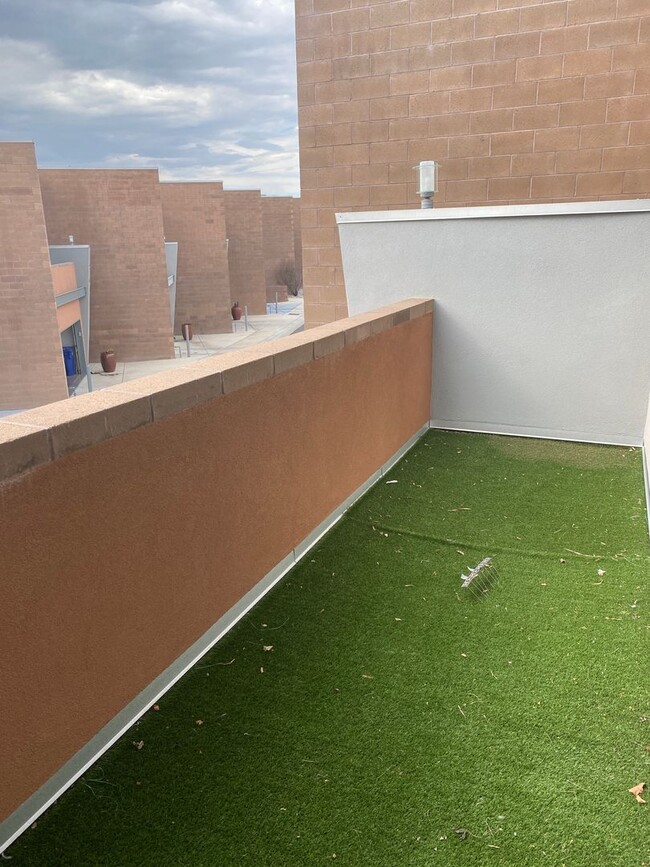 Building Photo - Contemporary 2 Bedroom, 2.5 Bath townhouse...