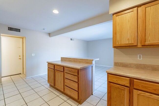 Building Photo - 630 W Cassidy Pl