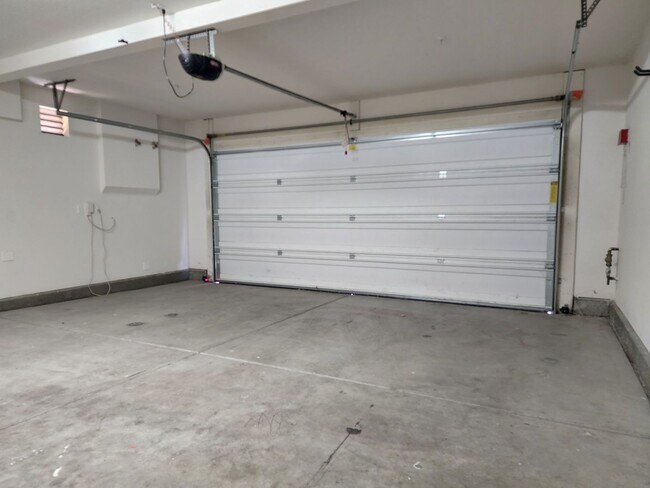 Building Photo - Canyon Hills 2 Story, 4BD, 2.5BA Lake Elsi...