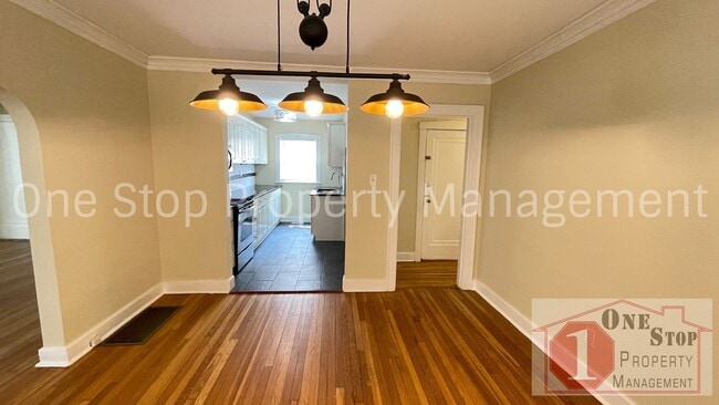Building Photo - Charming 2-bedroom, 1-bath Duplex in Kansa...