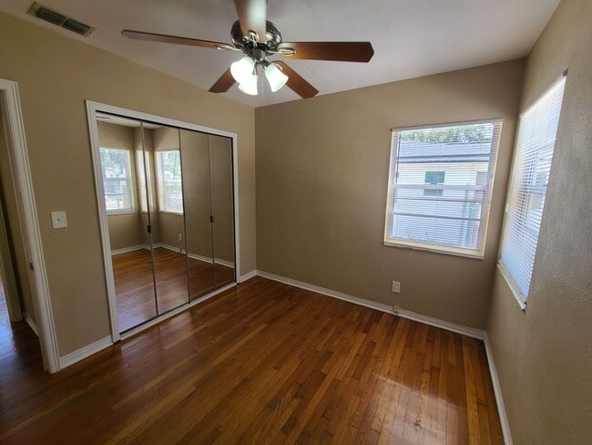 Building Photo - Three Bedroom One Bathroom House