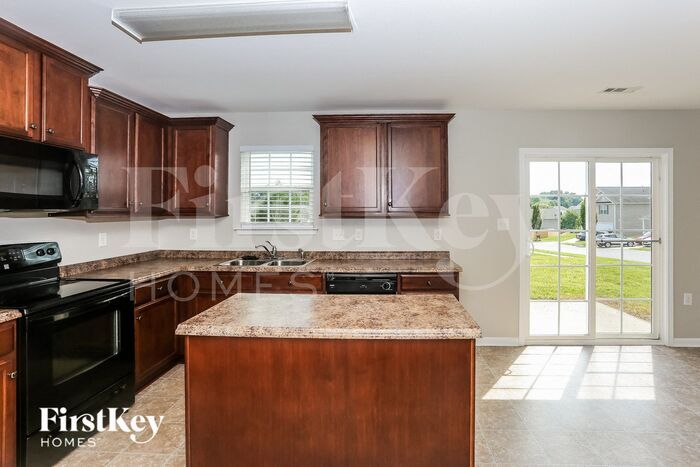 Building Photo - 2885 Village Center Dr