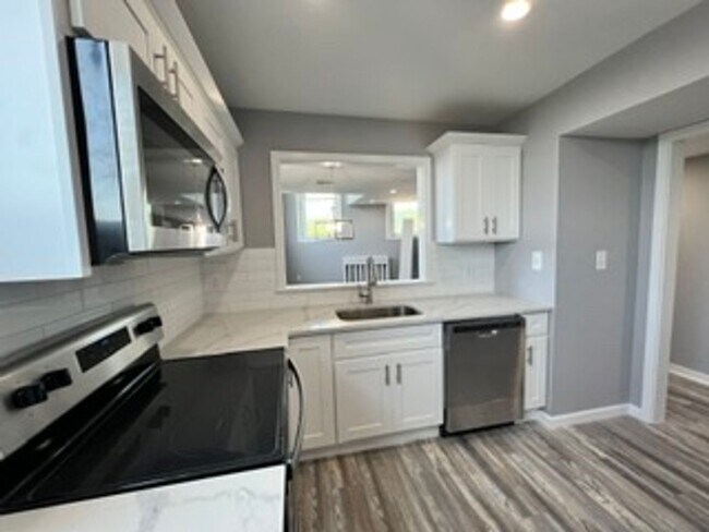 Building Photo - Beautifully Renovated 2 Bedroom in Emmaus!