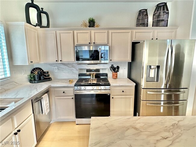 Building Photo - 10195 Queensbury Ave