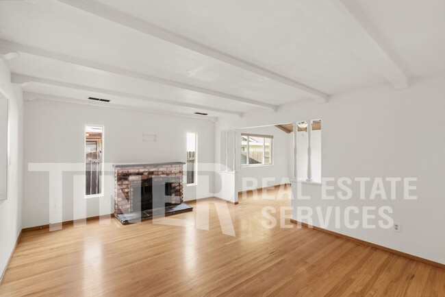 Building Photo - 8665 Everglade Dr